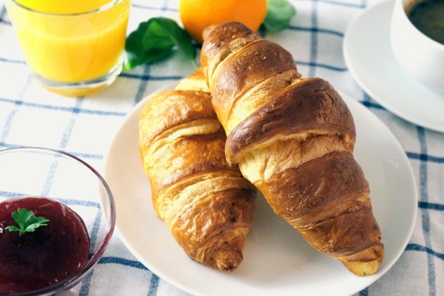 Croissants recién horneados