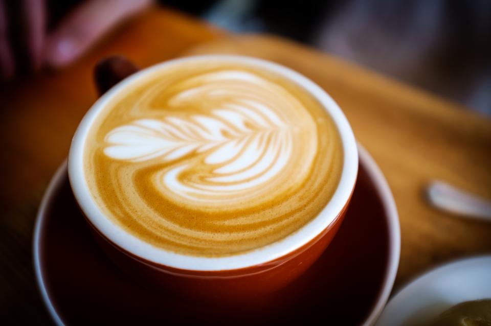 Latte con arte en la espuma