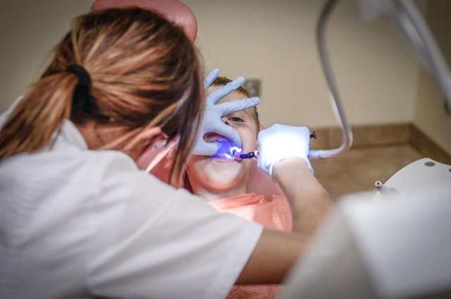 Dentista atendiendo a un paciente
