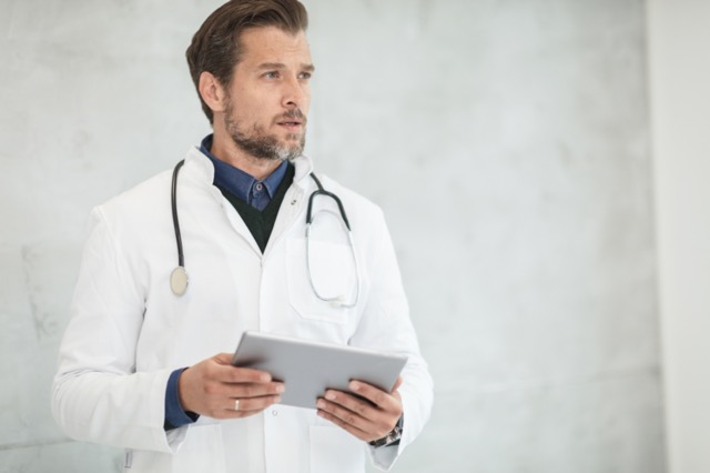 Retrato del doctor con bata blanca