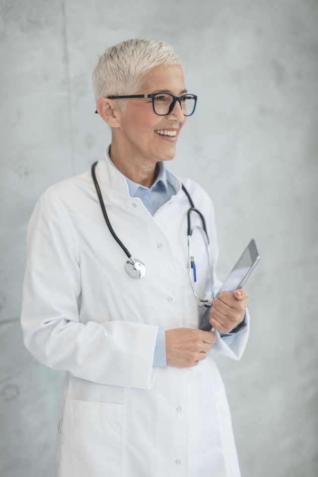 Retrato de la doctora con bata blanca
