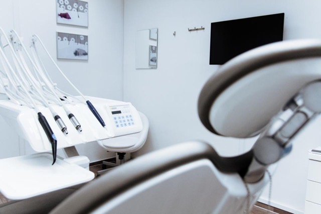 Consultorio con sillón dental