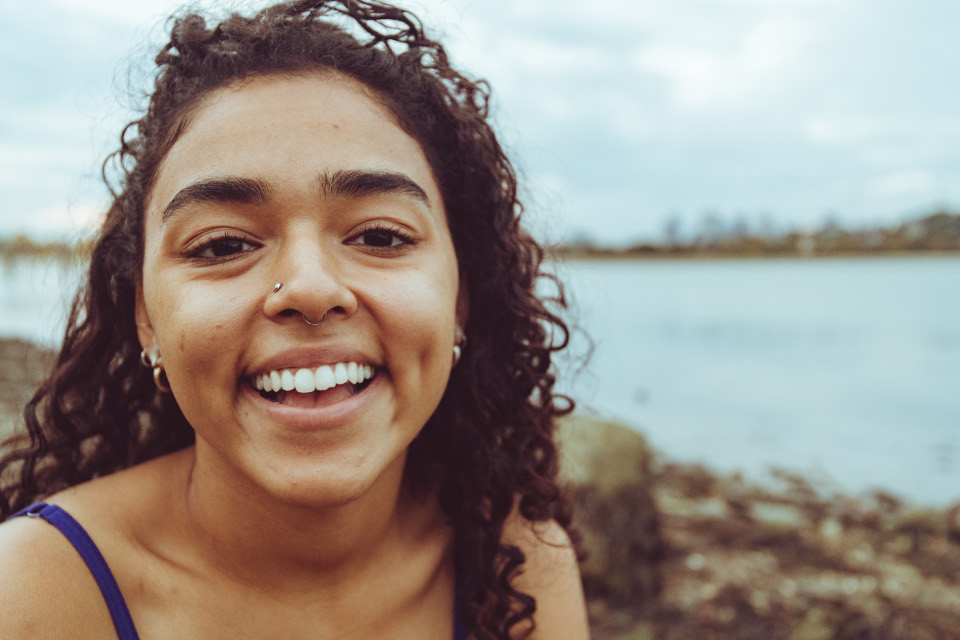 Mujer sonriendo al aire libre