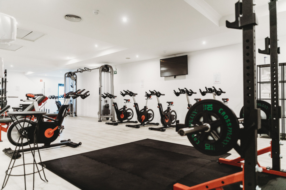 Área de entrenamiento con bicicletas y racks