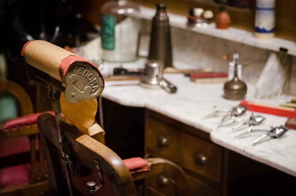 Sillón clásico de barbería junto a la estación