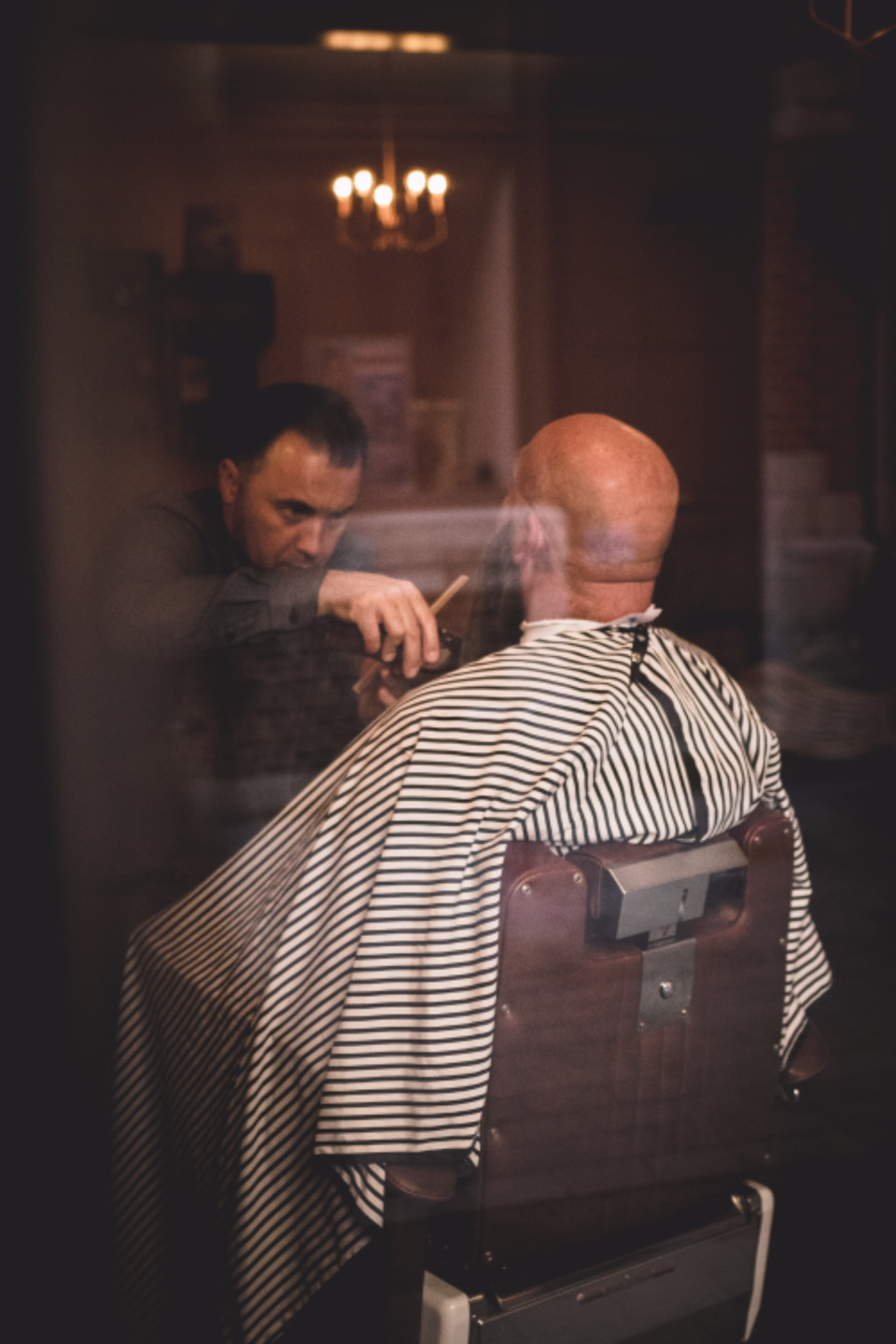 Barbero trabajando en su estación