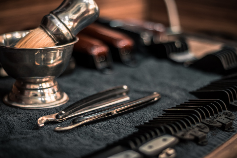 Navajas, brocha y herramientas de barbería